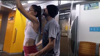 På et overfylt tog møter en ung 18+ jente uønsket tafsing og intens offentlig knulling