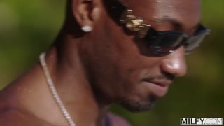 aderes quin milf sneaks away for interracial session