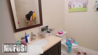 Jaye Summers går inn på romkameraten som onanerer og kan ikke motstå hans massive kuk