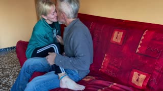 slučajni domaći seks - uzajamna masturbacija vodi do jebanja odostraga