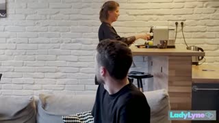 LadyLyne ยั่วยวนเพื่อนบ้านใหม่ด้วยรูปร่างสมบูรณ์แบบเหรอ?