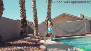 Wow! Große Titten Bikini Blondinen Nageln den Pooljungen