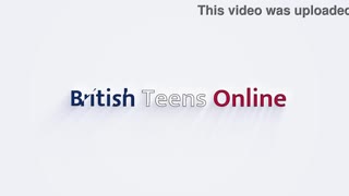 Ovratniška britanska 18-letnica dražena s palico v igrivi robni igri