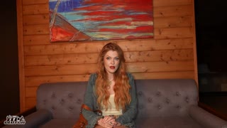 Dívka z domku přichází mokrá a třesoucí se na velký čurák v bondage