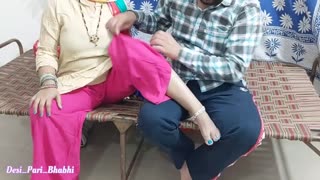 Desi Hint anne oğlu'nun arkadaşıyla