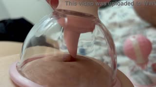 Dia main permainan berani dengan tetek milky besarnya, teroka setiap sentuhan sensual dalam setup rumah