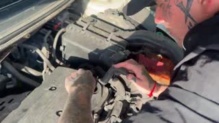 Tetovaná mladá s velkou prdelí podvádí kluka tvrdým šukáním do díry zezadu