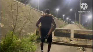 Osamělá kráska nasedá na obrovský černý čurák po poruše