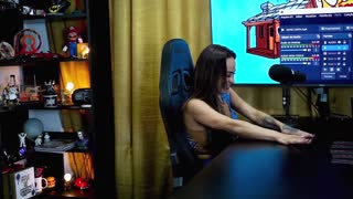 Belinha Baracho se plazí po stole podcastu, předvádí své detailní křivky, zatímco Ruan se ponoří do plného zážitku!