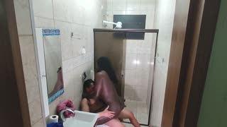 Piilokamera näkee mustan latinan kreampin miehen kullilla