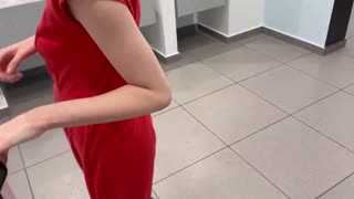 Pernah Pikir Pria Bisa Bayar Gadis Acak untuk Aksi Ekstrem di Toilet Umum?