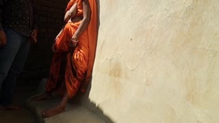 کنجکاو درباره یک دختر ۱۸ ساله با باسن بزرگ خیره‌کننده هستید؟