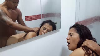 Aku kepikiran ndeleng kaendahan Kolombia iki karo payudara gedhe ing kamar mandi