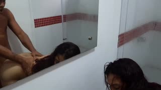 Jag är överväldigad av att se denna colombianska skönhet med stora tuttar i duschen