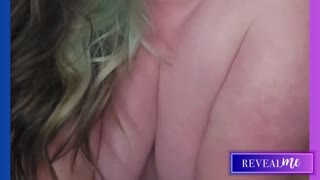 Kurvi babe kiihottaa pyllyä ja pussia, ratsastaa dildoa, sormelee syvälle!