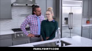 Zayıf küçük 18+ göğüslü sarışın genç 18+ mutfak tezgahında kıskanç büyük sikeli adamla yabani seks yapıyor - Lily Larimar, Johnny Castle