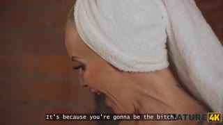 MATURE4K. Nälkäinen MILF houkuttelee ryöstäjän villillä seksillä