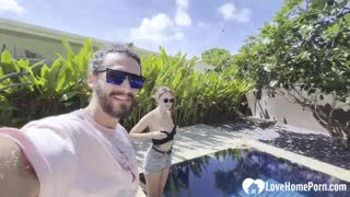 בובה שוחה ואז תופסת זין ליד הבריכה וואו