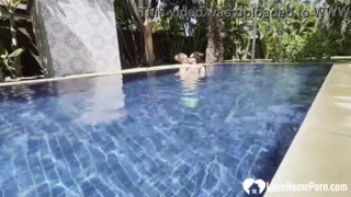 Babe megfürdik, aztán megfogja a farkam medence mellett!