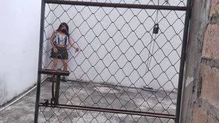 ねえ、私と彼氏が話してて彼に私の尻を見せてバンって言った