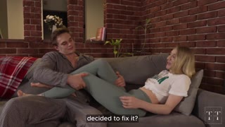 यह गर्म ब्लॉन्ड बेब ह्यूज मॉन्स्टर कॉक पर चढ़कर जोर से मोज़ करती है