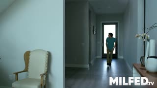 मिल्फ तरुण शेजाऱ्याला बोलावून बस्टी डिंब्या चूत ठोकते