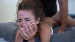 Pikkuinen opiskelijatyttö voihkii kovaa isoa munaa doggystyle kasvoille