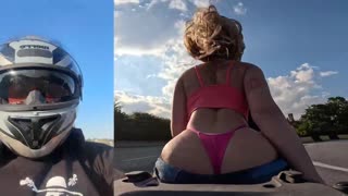 Velika rit blondinka twerka na motorju po avtocesti