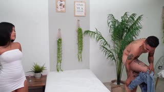 Khách Hàng Mới Làm Tôi Nóng, Nên Tôi Đưa Buổi Massage Của Anh Đến Happy Ending Hoang Dã - Camila Henao
