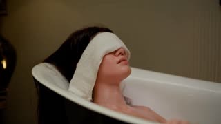 בחורות קטנות 18+ מתחרפנות בליקוקי כוסות אצבעות פנים והתזות ענק