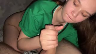 Dona de Casa Curiosa com Olhos Verdes Entra no Quarto para Momento Íntimo Surpreendente