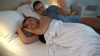 Мащеха споделя хотелско легло с съквартирантка „не мога да се изправя пред никого след това“