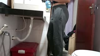 Горнична спіймана в ванній під час гарячої зустрічі