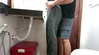 خدمتکار در حمام حین ملاقات داغ دستگیر می‌شه