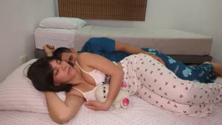 Moja predrzna sobarica 18+ deli posteljo za skrivno zabavo