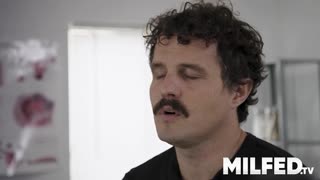 Pflege-MILF neckt im Untersuchungsraum beim Check-up!