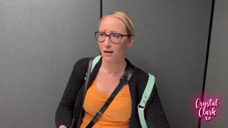 Geile blonde Milf in Dessous hilft beim großen Umzug mit Action