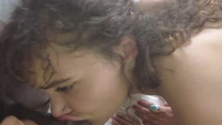 ஒரு மனிதன் இரண்டு அழகான நண்பர்களை ஒன்றாக நீட்டிக்கிறான்