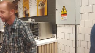 Голи на автомивката! Омъжени жени се представят в Меки, охраната иска да се включи