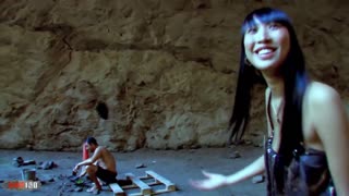 Hej, pogledaj Sharon Leeine prirodne velike sise u divljoj analnoj akciji u pećini