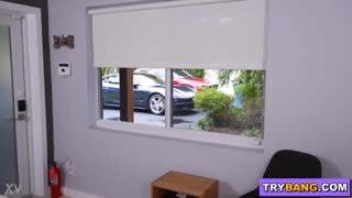 BANGBROS zeigt Hayley Davies, pralle Schönheit, hart gefickt von Johnny Love