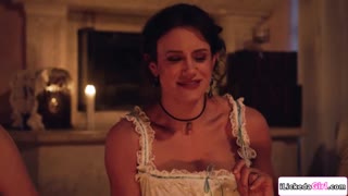 मला इतकी उत्तेजना येते की ते बस्टि लेस्बियन मिल्फ टेनंट्सच्या पुस्सीला चाटते आणि स्क्वर्ट करते