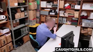 cleo clementine razvratna tatova piha policista v pasjem in kavbojki vzame facijal velik tič cumshot uniforma majhne joške