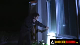 Vruća Charlie Forde štiti se s pet sigurnosnih tipova