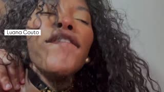 Han stikker innom for å hjelpe naboen, men spruter dypt i den trange ræva