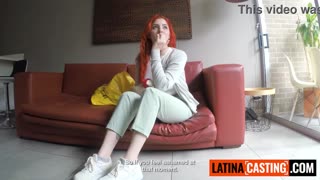 جلسة اختبار هواة مزيفة: لاتينية حمراء ساخنة تقذف من الخلف بلع عميق