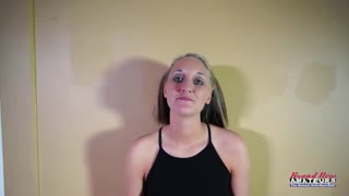 Breanna, loira fofa, provoca oralmente e descobre prazeres íntimos em encontros POV