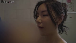 Гей, бач, як азіатська красуня спокушає цукрових татусів верхи на мокрій пизді