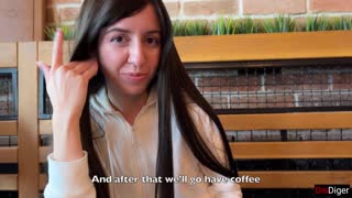 버스 기사가 뜨거운 마른 브루넷 낯선 여자를 야외에서 정액 듬뿍 사정