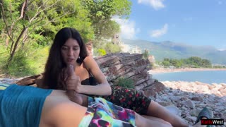 جميلة نحيفة بنية ترى عرض قضيب عام على الشاطئ وتساعد في إفراز كبير